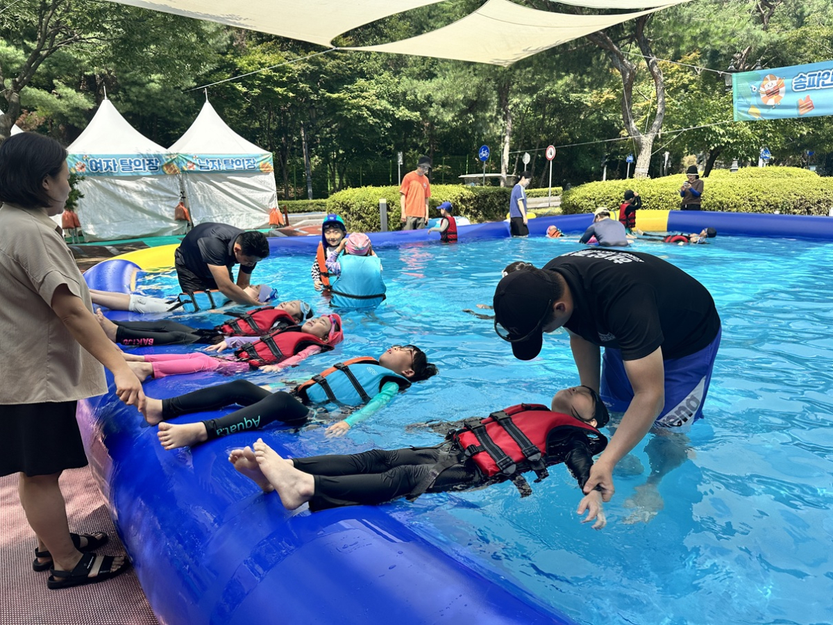 서울 송파구는 여름방학을 맞아 송파안전체험교육관에서 해양경찰과 함께하는 '어린이 생존수영 교육'을 확대 운영한다고 13일 밝혔다./사진제공=서울 송파구청