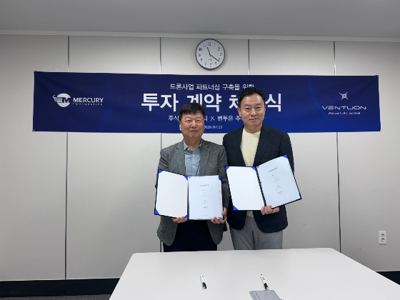 권순태 머큐리 대표(왼쪽)와 이용기 벤투온 대표가 투자계약을 체결하고 기념 촬영을 하고 있다./사진제공=머큐리