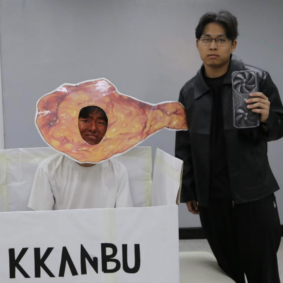 의정부고등학교 방송부 UHBS가 공개한 졸업사진. 젠슨황 엔비디아 CEO의 깐부치킨 회동을 표현한 모습. /사진=뉴시스(의정부고 방송부 SNS 캡처)