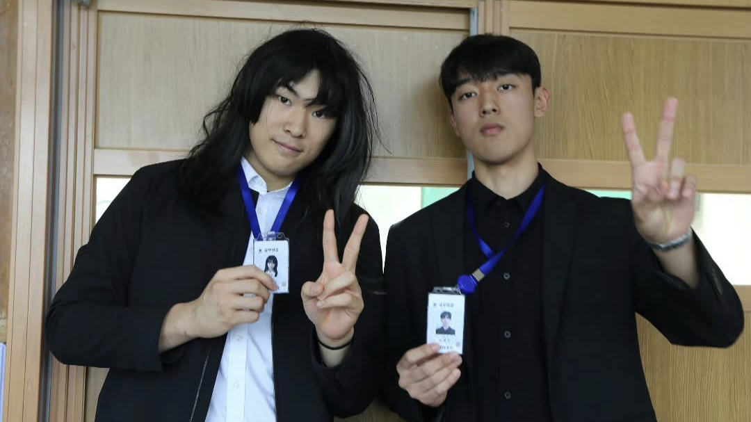 의정부고등학교 방송부 UHBS가 공개한 졸업사진. 넷플릭스 드라마 '참교육' 주인공들을 표현하고 있다. /사진=뉴시스(의정부고 방송부 SNS 캡처)