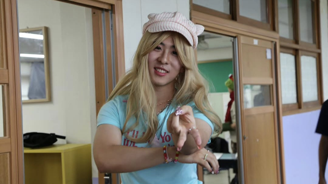의정부고 방송부 UHBS가 공개한 졸업사진. 걸그룹 '리센느' 미나미 갸루 콘셉트를 표현한 모습. /사진=뉴시스(의정부고 방송부 SNS 캡처)