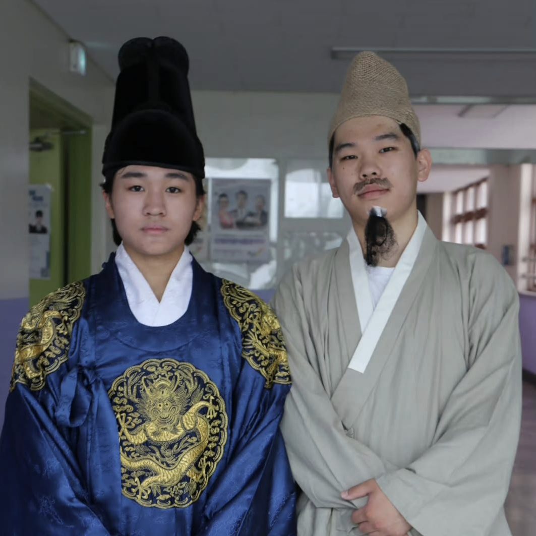 의정부고 방송부 UHBS가 공개한 졸업사진. 영화 '왕과 사는 남자' 단종과 엄흥도를 표현한 모습. /사진=뉴시스(의정부고 방송부 SNS 캡처)