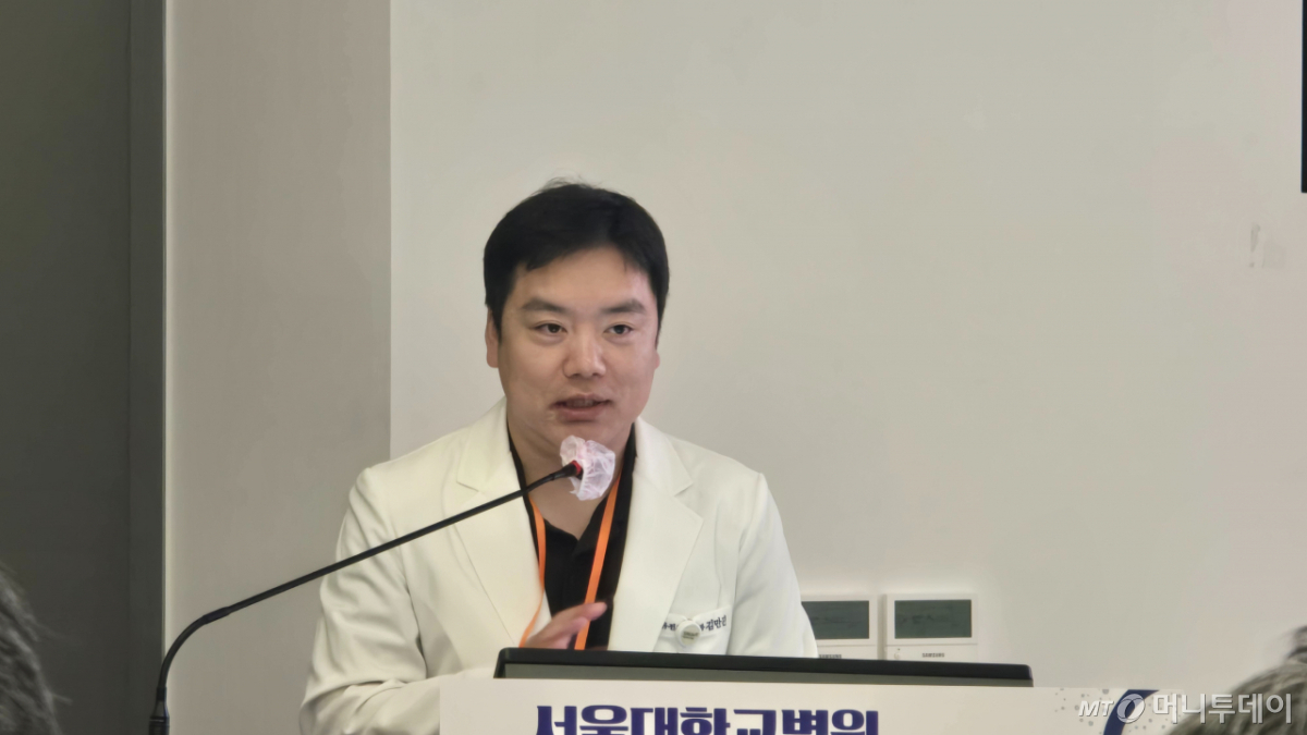 김만진 서울대병원 임상유전체의학과 교수가 서울 종로구 서울대병원에서 열린 'PGT 25주년 기념 심포지엄'에서 발표하고 있다. /사진=홍효진 기자