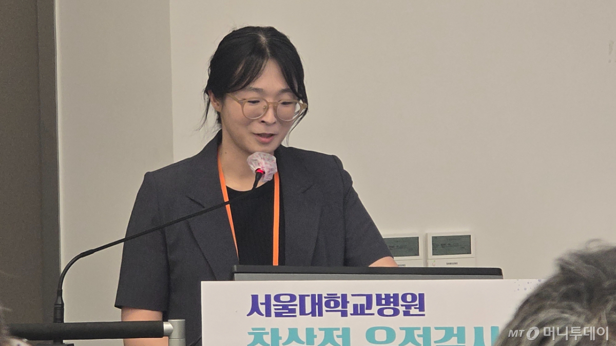 장주원 서울대병원 진단검사의학과 교수가 13일 서울 종로구 서울대병원에서 열린 '착상전 유전검사 25주년 심포지엄'에서 발표하고 있다. /사진=홍효진 기자