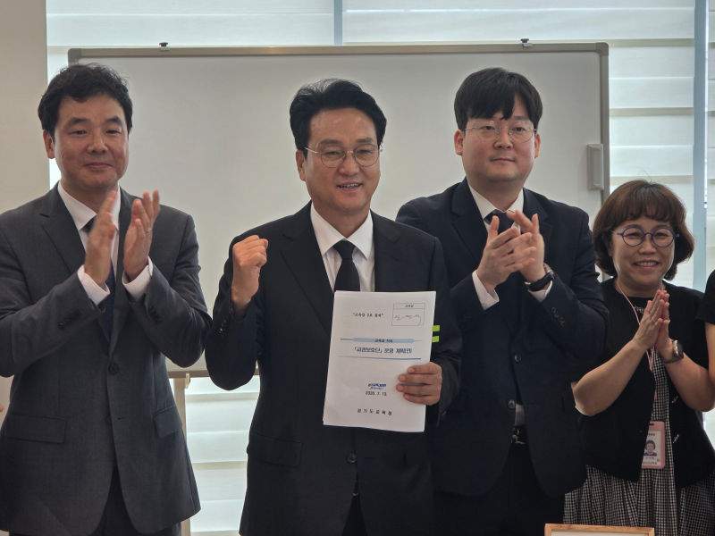 안민석 경기도교육감이 13일 제2호 결재로 교권보호단 운영 계획에 서명했다./사진=이민호기자