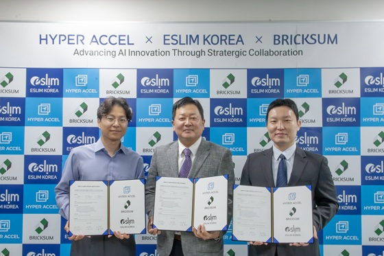 (사진 왼쪽부터)김주영 하이퍼엑셀 대표, 윤영태 이슬림코리아 대표, 박종찬 브릭섬 대표가 MOU 체결식에서 기념사진을 촬영 중이다/사진제공=브릭섬