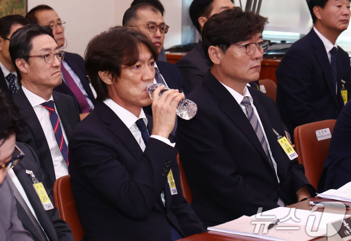 국회 출석 당시 홍명보(왼쪽) 전 대한민국 축구 국가대표팀 감독과 이임생 기술이사. /사진=뉴스1