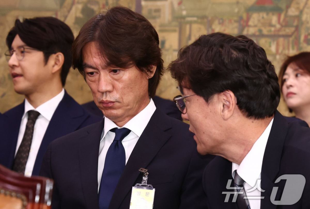 국회 출석 당시 홍명보(왼쪽에서 두 번째) 전 대한민국 축구 국가대표팀 감독과 이임생 전 기술이사. /사진=뉴스1