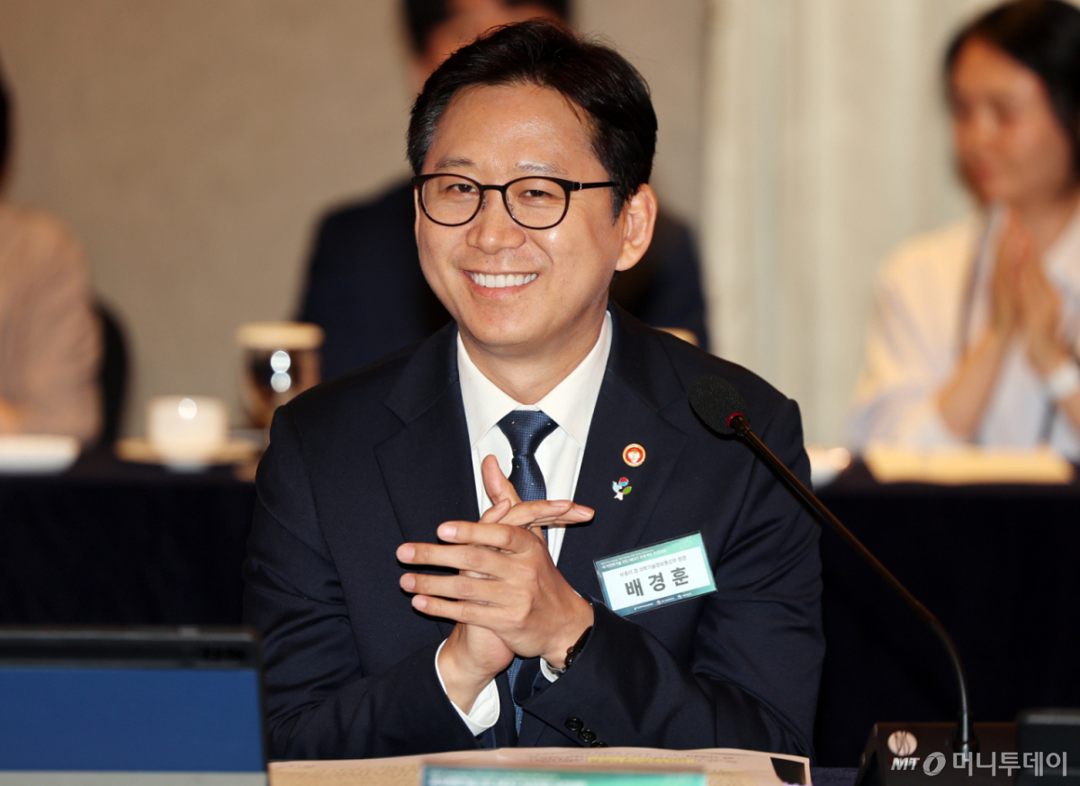 배경훈 부총리 겸 과학기술정보통신부 장관이 지난달 서울 중구 롯데호텔에서 열린 국가전략기술 선도 NEXT 프로젝트 추진대회에 참석해 손뼉을 치고 있다. /사진=뉴스1