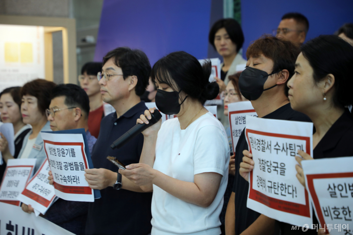 故(고) 이채원 어머니가 8일 오전 광주경찰청 1층 로비에서 부실·은폐 수사 규탄 및 유착 경찰관 구속 촉구 기자회견에 참석해 인사말하고 있다. /사진=뉴스1