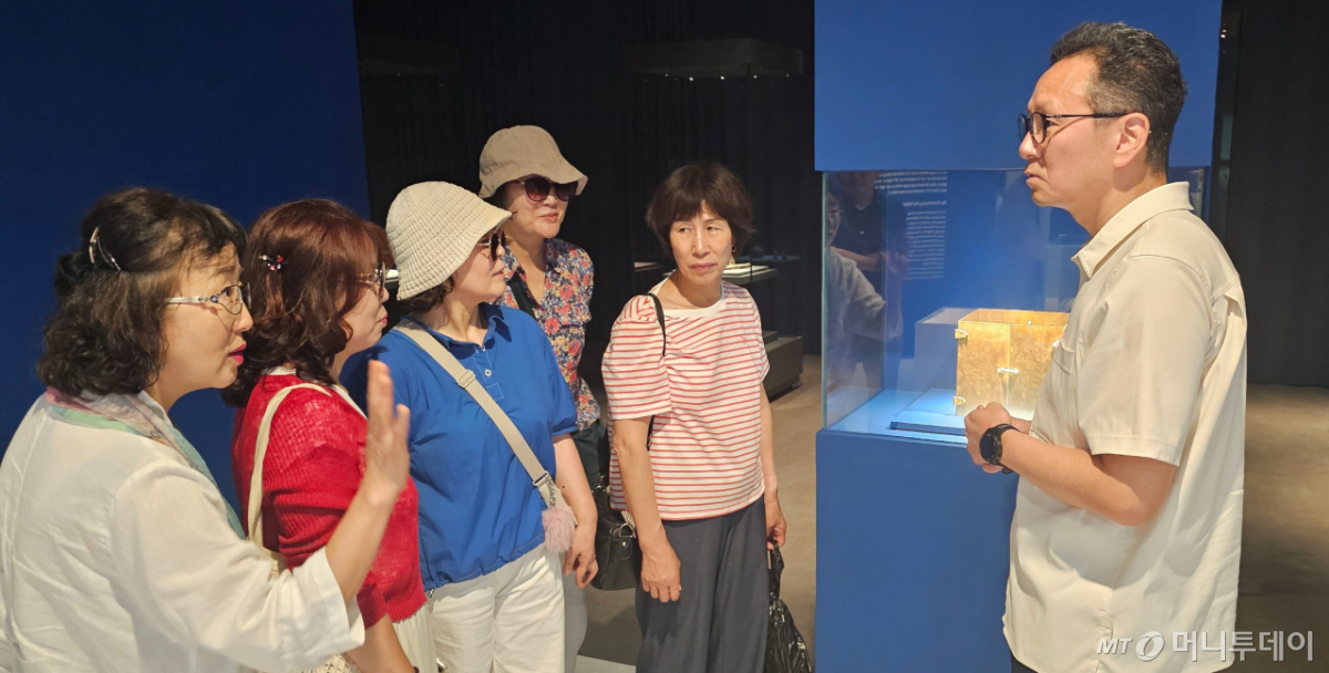 윤상덕 경주박물관장이 직접 관람객들에게 신라 유물을 설명하는 모습. / 사진 = 오진영 기자
