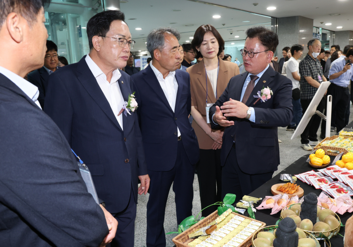 이승돈 농촌진흥청장이 13일 서울 국회의원회관 제2소회의실에서 열린 '지역특화작목 2.0 도약을 위한 국회토론회' 에서 서삼석 국회 농해수위원장, 김선교 국회위원에게 지역특화작목 제2차 종합계획 추진 방향 등을 설명하고 있다.