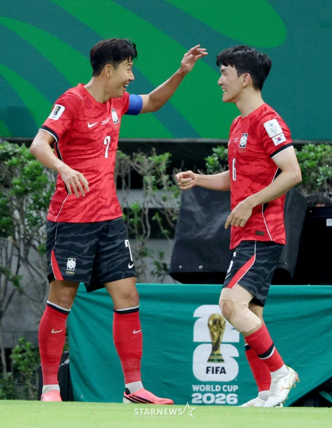 2026 북중미월드컵 A조 예선 대한민국-체코전이 12일(한국 시간) 멕시코 과달라하라 에스타디오 아크론에서 열렸다. 경기 종료 후 손흥민과 황인범이 승리의 기쁨을 나누고 있다. /사진=김진경 대기자