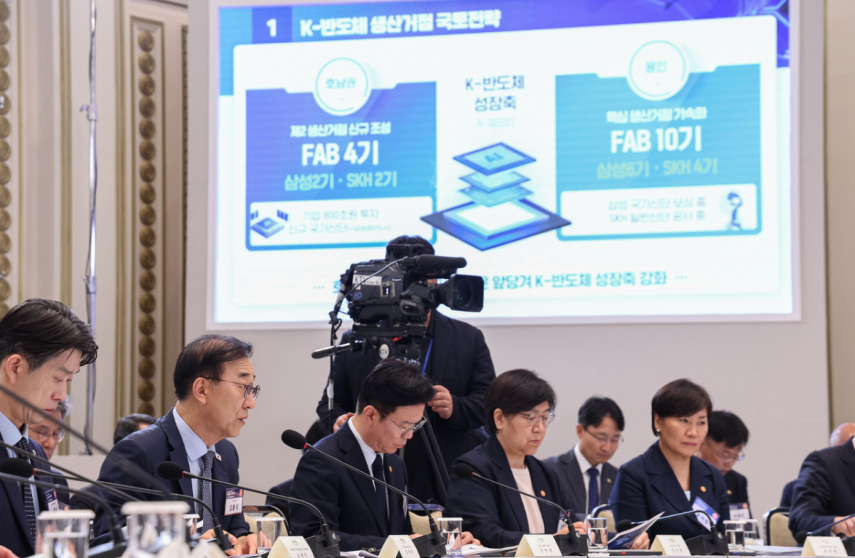 (서울=뉴스1) 허경 기자 = 김윤덕 국토교통부 장관이 13일 청와대 영빈관에서 열린 2026년 국가재정전략회의에서 반도체 첨단산업단지 조성 관련 발표를 하고 있다. 2026.7.13/뉴스1 Copyright © 뉴스1. All rights reserved. 무단 전재 및 재배포, AI학습 이용 금지. /사진=(서울=뉴스1) 허경 기자