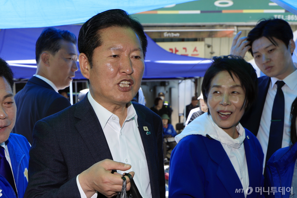 (동두천=뉴스1) 박정호 기자 = 정청래 더불어민주당 대표가 5일 경기도 동두천시 중앙로 동두천큰시장에 이인규 동두천시장 후보, 최민희 의원 등과 함께 방문해 상인들과 인사를 나누고 있다. 2026.5.5/뉴스1 Copyright © 뉴스1. All rights reserved. 무단 전재 및 재배포, AI학습 이용 금지. /사진=(동두천=뉴스1) 박정호 기자