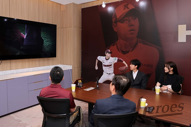 13일 오전 열린 계약식에서 하영민(가운데)과 하영민의 부인(오른쪽)이 구단에서 준비한 영상을 보고 있다. /사진=키움 히어로즈