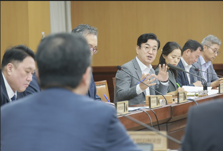 허태정 대전시장(오른쪽 4번째)이 13일 주간업무회의를 주재하고 있다./사진제공=대전시