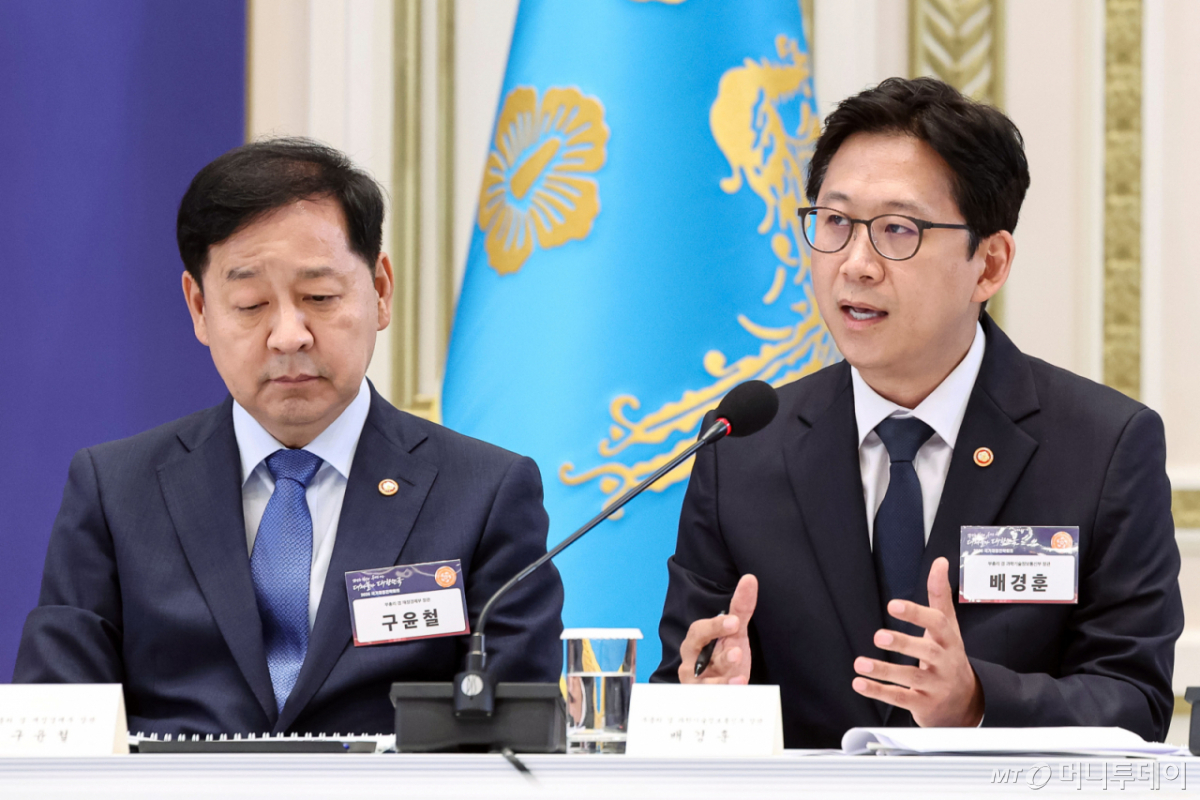 배경훈 부총리 겸 과학기술정보통신부 장관이 13일 청와대에서 열린 2026년 국가재정전략회의에서 3대 메가프로젝트 지원 방안 발표를 하고 있다. /사진=뉴시스