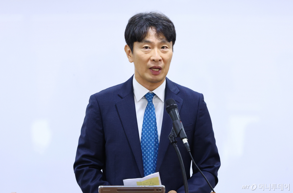 중앙그룹 채권투자 피해자 변호를 맡은 이복현 전 금융감독원장이 13일 오전 서울 종로구 변호사회관에서 열린 언론 브리핑에서 발언하고 있다. /사진=뉴시스