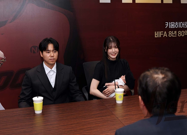 하영민(왼쪽)과 그의 가족들이 위재민 대표이사와 함꼐 대화를 나누고 있다. /사진=키움 히어로즈