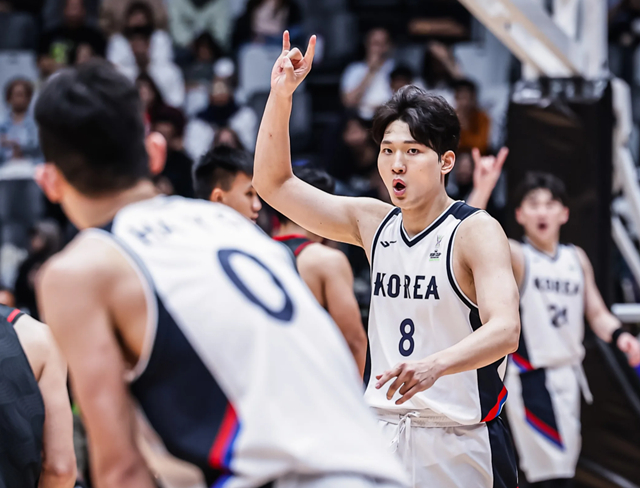 안영준(오른쪽). /사진=FIBA 캡처