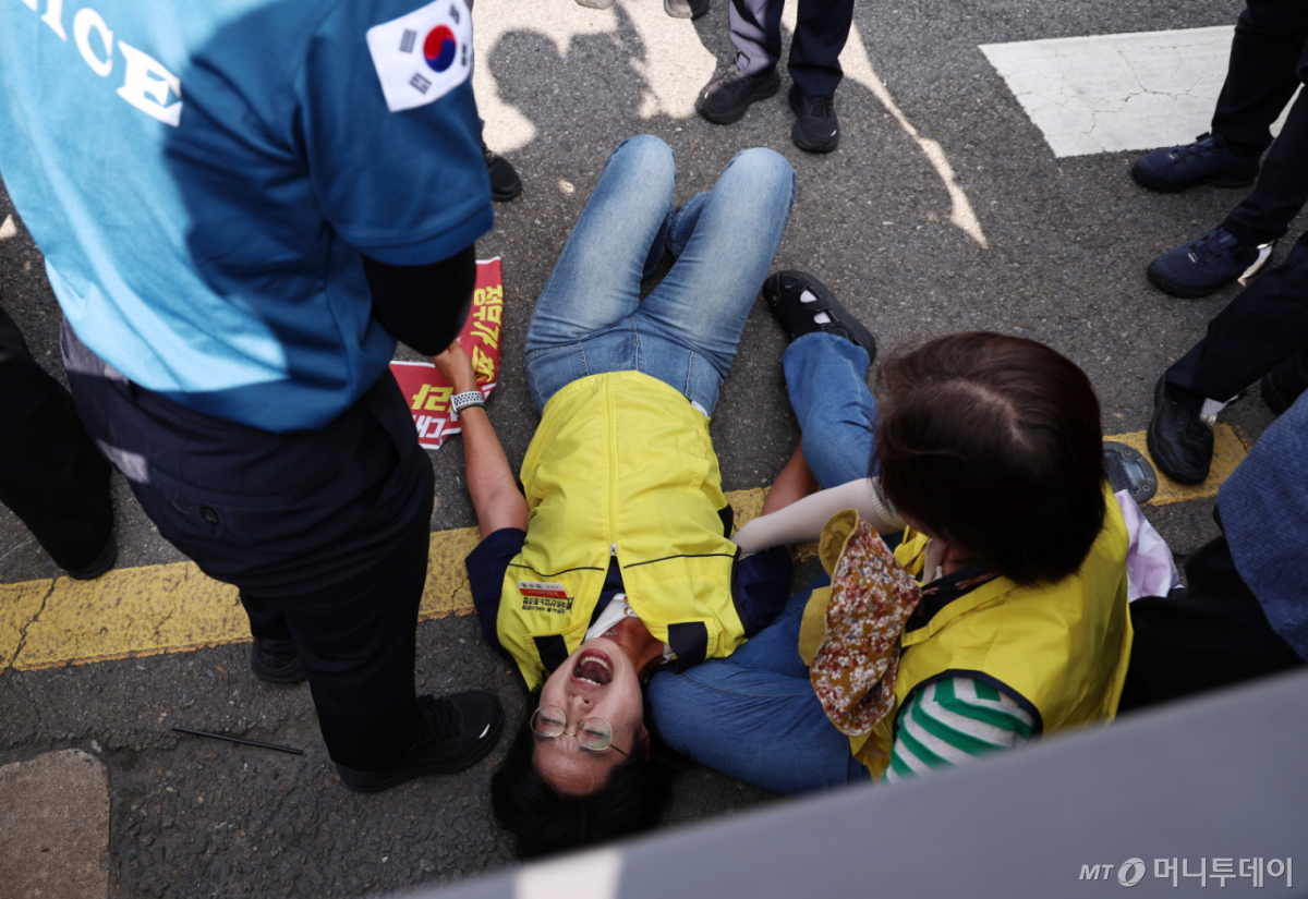 (서울=뉴스1) 구윤성 기자 = 안수용 마트산업노조 홈플러스지부장이 13일 오후 서울 종로구 청와대 인근에서 정부의 홈플러스 사태 해결을 촉구하고 있다.  2026.7.13/뉴스1  Copyright © 뉴스1. All rights reserved. 무단 전재 및 재배포,  AI학습 이용 금지. /사진=(서울=뉴스1) 구윤성 기자