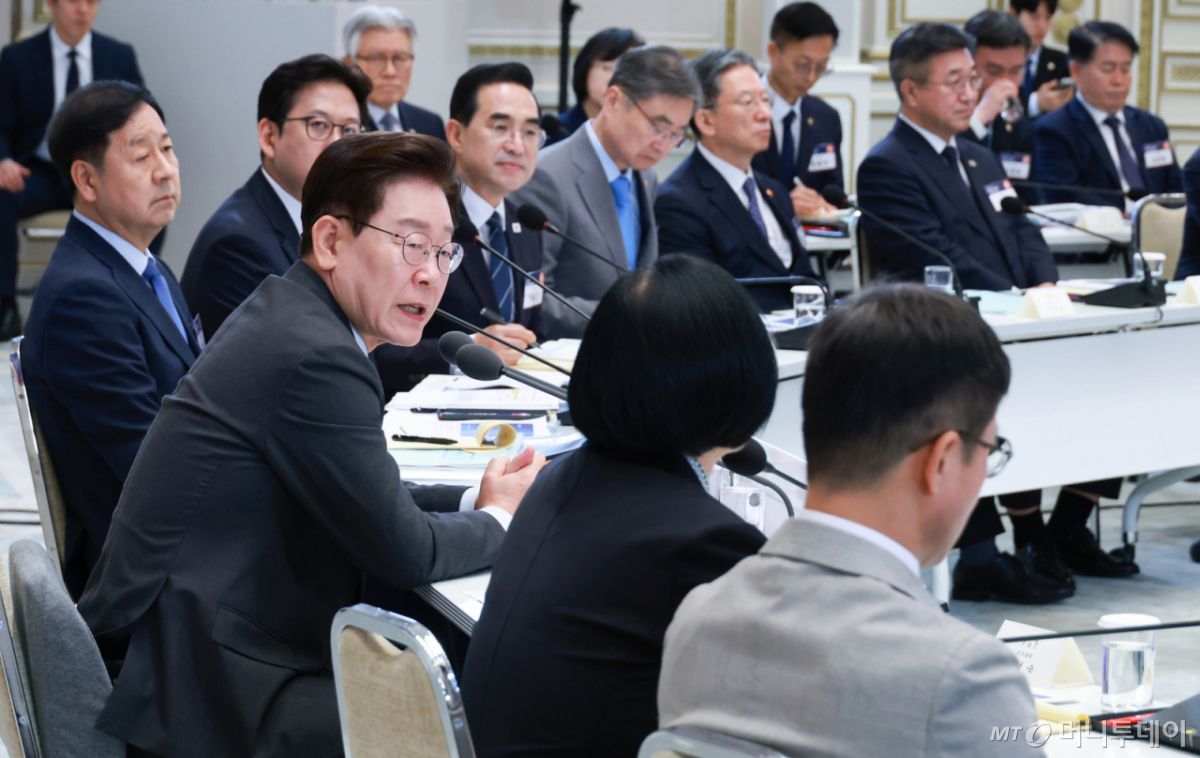 [서울=뉴시스] 조성봉 기자 = 이재명 대통령이 13일 청와대에서 열린 2026년 국가재정전략회의에서 한성숙 국무총리에게 발언을 권하고 있다.(청와대통신사진기자단) 2026.07.13. suncho21@newsis.com /사진=