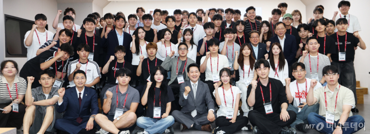 (서울=뉴스1) 오대일 기자 = 장동혁 국민의힘 대표가 13일 오후 서울 영등포구 중앙당사에서 열린 여의도연구원 청년정책리더 6기 수료식 및 정책제안서 전달식에서 청년 당원들과 기념촬영을 하고 있다. 2026.7.13/뉴스1 Copyright © 뉴스1. All rights reserved. 무단 전재 및 재배포, AI학습 이용 금지. /사진=(서울=뉴스1) 오대일 기자