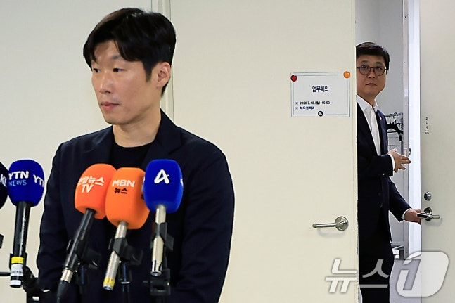 박지성 K-축구혁신위원회 공동위원장이 13일 오후 서울시 종로구 국립현대미술관 사무동에서 열린 K-축구 혁신위원회 2차 회의를 마친 뒤 브리핑을 하고 있다. /사진=뉴스1
