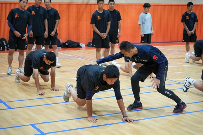 S&C 트레이닝 기법 전수프로그램에 참가한 미야모토 타케시 코치와 선수들. /사진=대한야구소프트볼협회
