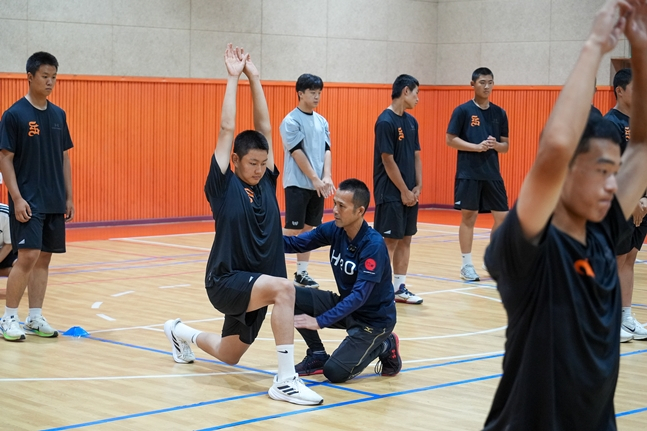 S&C 트레이닝 기법 전수프로그램에 참가한 미야모토 타케시 코치와 선수들. /사진=대한야구소프트볼협회