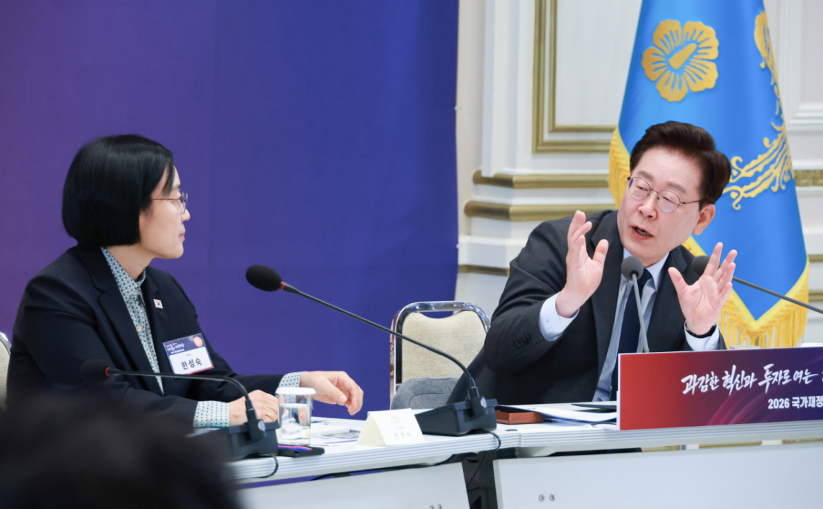이재명 대통령이 13일 청와대에서 열린 2026년 국가재정전략회의에서 한성숙 국무총리에게 발언을 권하고 있다./사진=청와대통신사진기자단