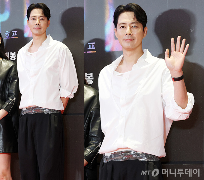 배우 조인성이 허리에 테이프를 칭칭 감은 듯한 독특한 바지 패션을 선보였다. /사진=김휘선 hwijpg@