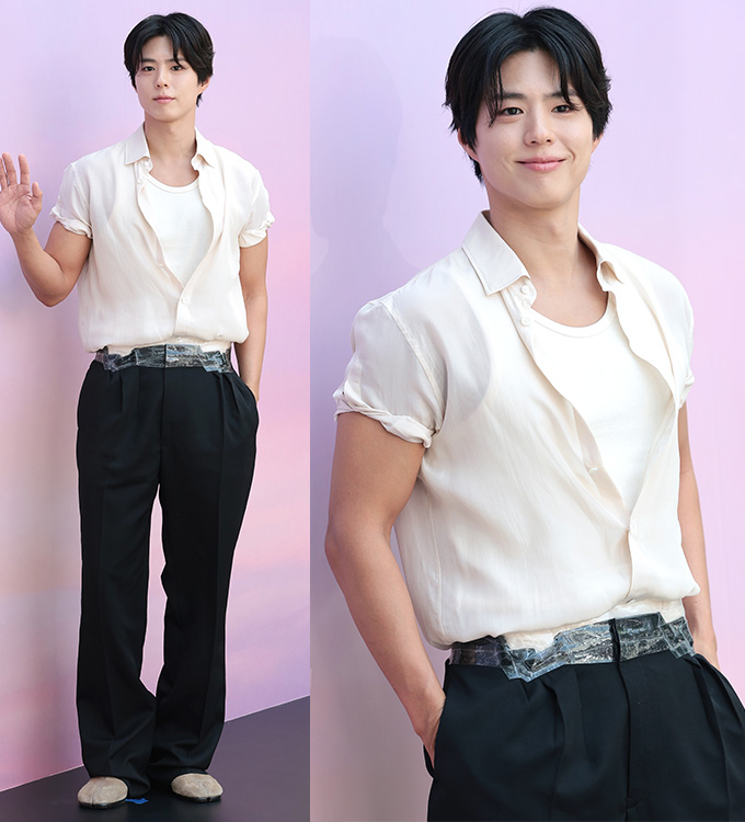 배우 박보검이 지난 4월 참석한 한 행사에서 허리에 테이프를 칭칭 감은 듯한 독특한 바지를 반소매 티셔츠와 함께 매치해 산뜻한 룩을 선보였다. /뉴스1