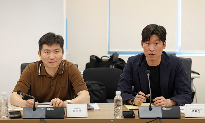 유승민(왼쪽) 대한체육회장과 박지성 K-축구혁신위원회 위원장. /사진=문화체육관광부 제공