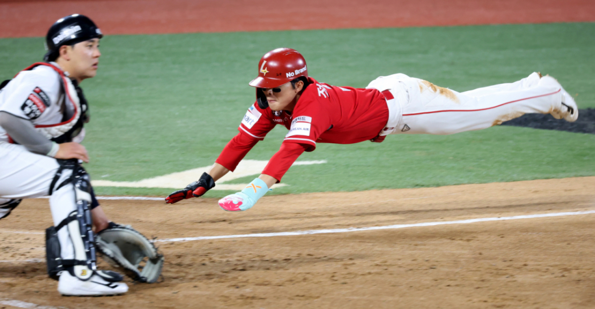 SSG 정준재(가운데). 동국대 출신 정준재는 2024 KBO 신인드래프트 5라운드 전체 50번으로 SSG에 지명돼 가장 성공적으로 1군에 정착한 대학야구 선수 사례 중 하나로 꼽힌다. /사진=강영조 선임기자
