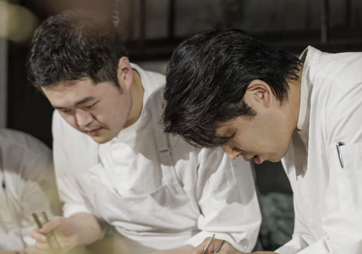 셰프 안성재가 동료 셰프들과 요리하는 모습을 공개했다./사진=안성재 인스타그램 갈무리