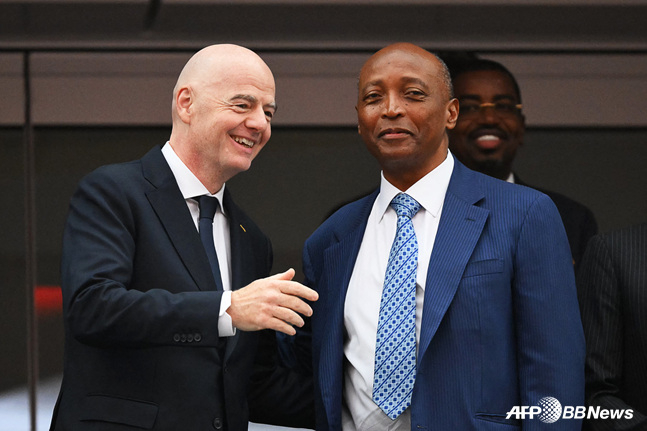 지아니 인판티노 FIFA 회장(왼쪽)과 파트리스 모트세페 아프리카축구연맹(CAF) 회장. /AFPBBNews=뉴스1