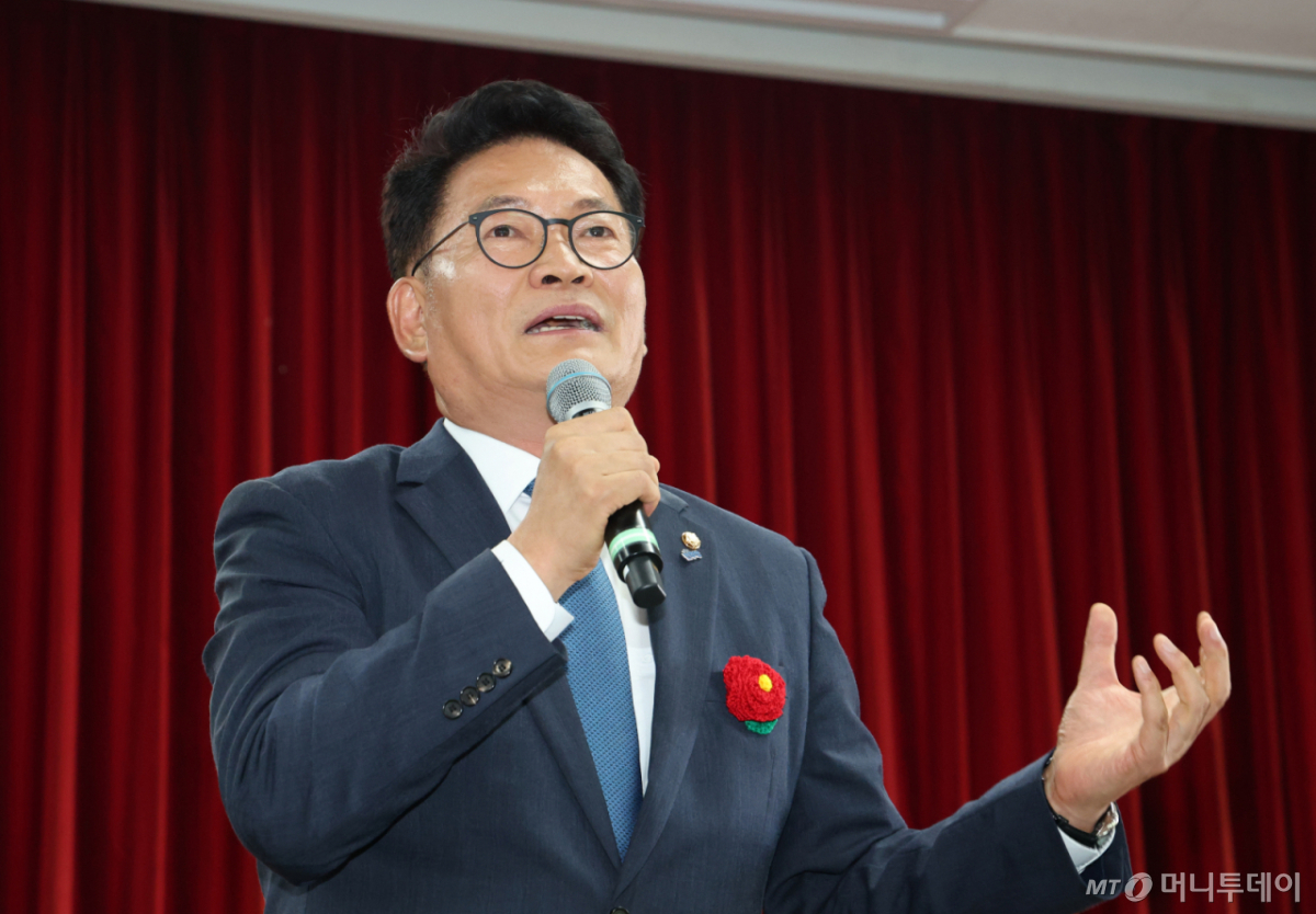 (성남=뉴스1) 김영운 기자 = 송영길 더불어민주당 당대표 후보가 13일 경기 성남시 분당구 새마을운동중앙연수원에서 열린 더불어민주당 전국시·도당 노인 위원회협의회 워크숍에서 인사말을 하고 있다. 2026.7.13/뉴스1 Copyright © 뉴스1. All rights reserved. 무단 전재 및 재배포, AI학습 이용 금지. /사진=(성남=뉴스1) 김영운 기자