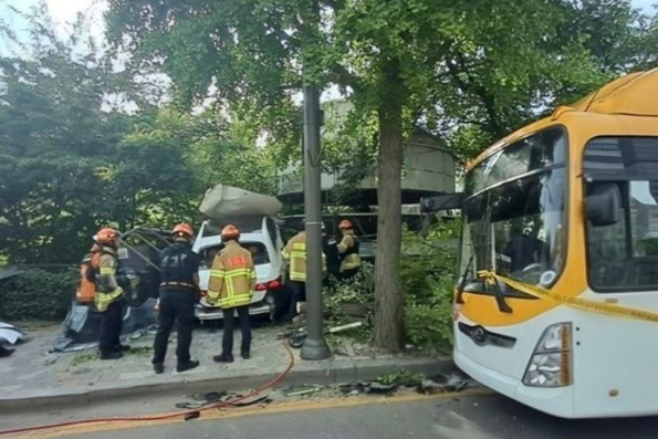 경기 성남시 분당구 정자역 인근 도로에서 출근길 승용차 돌진 사고가 발생해 30대 남성이 심정지 상태로 병원 이송됐다. /사진=뉴시스(경기도소방재난본부 제공)
