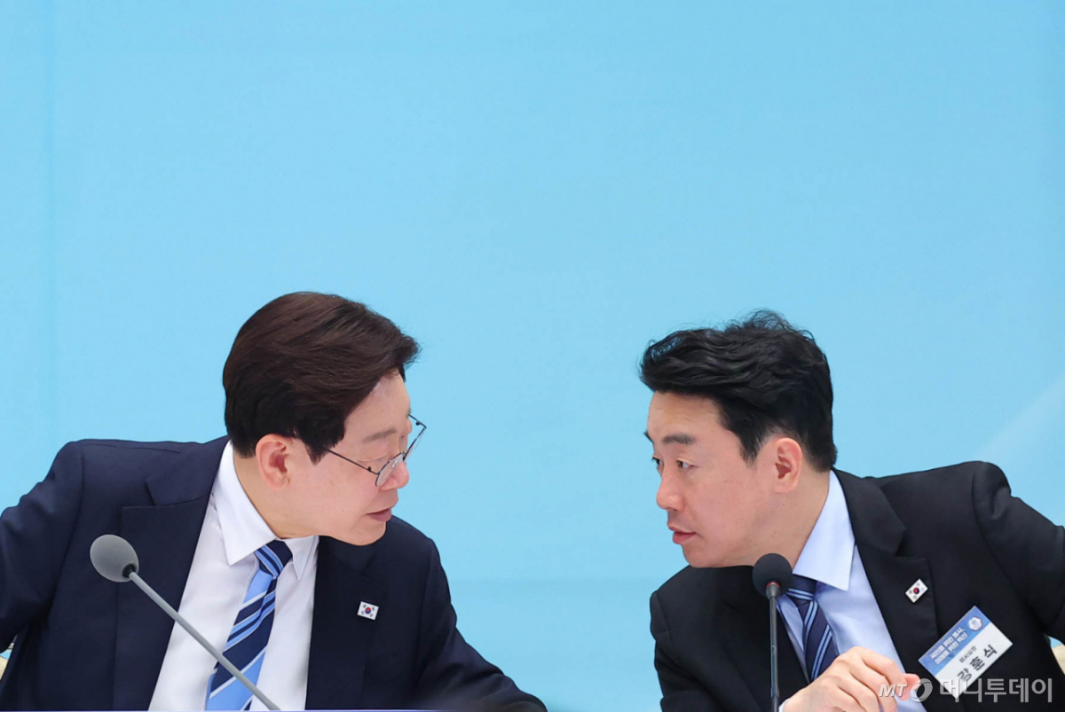 (서울=뉴스1) 이재명 기자 = 이재명 대통령이 17일 청와대에서 열린 공공기관 및 유관기관 업무보고에서 강훈식 비서실장의 발언을 듣고 있다. 2026.4.17/뉴스1 Copyright © 뉴스1. All rights reserved. 무단 전재 및 재배포, AI학습 이용 금지. /사진=(서울=뉴스1) 이재명 기자