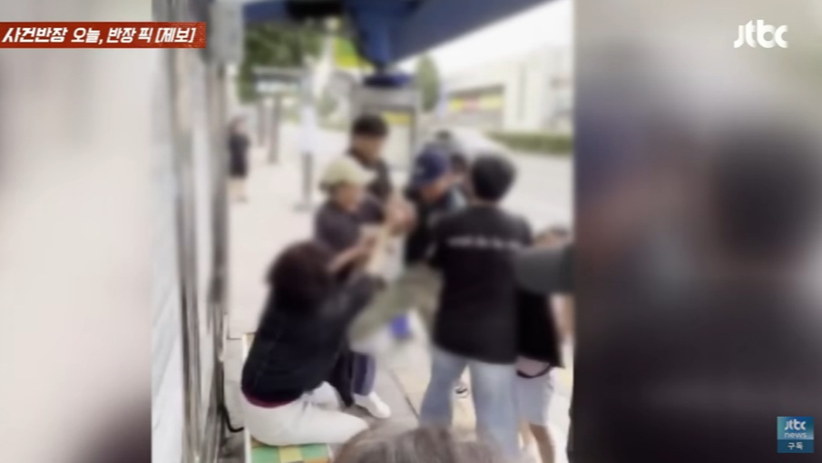 국내 한 버스 정류장에서 고령의 남성이 아내로 추정되는 여성을 마구 때리는 영상이 공개돼 논란이다. /사진=JTBC '사건반장' 캡처 