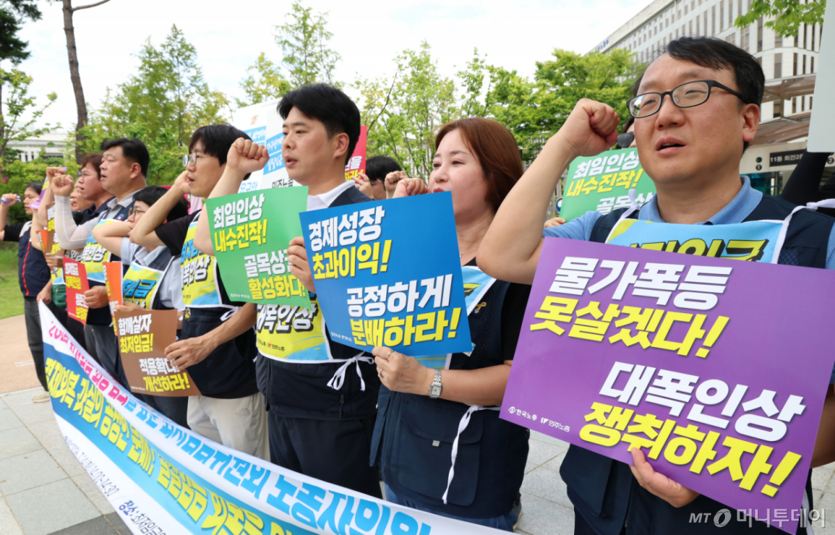 (세종=뉴스1) 김기남 기자 = 2027년 적용 최저임금 최종 심의를 앞둔 14일 오후 최저임금위원회 노동자위원들이 세종시 정부세종청사 고용노동부 앞에서 '경제회복 과실의 공정한 분배, 실질임금의 회복을 위한 대폭 인상 쟁취' 기자회견을 열고 생계가 안정되는 실질적인 최저임금 인상을 요구하고 있다. 2026.7.14/뉴스1 Copyright © 뉴스1. All rights reserved. 무단 전재 및 재배포, AI학습 이용 금지. /사진=(세종=뉴스1) 김기남 기자