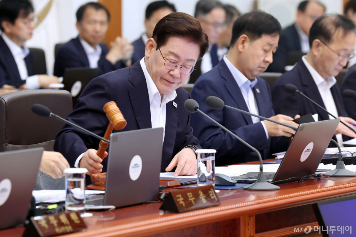 (서울=뉴스1) 이재명 기자 = 이재명 대통령이 14일 청와대에서 열린 국무회의에서 의사봉을 두드리고 있다. 2026.7.14/뉴스1  Copyright © 뉴스1. All rights reserved. 무단 전재 및 재배포,  AI학습 이용 금지. /사진=(서울=뉴스1) 이재명 기자