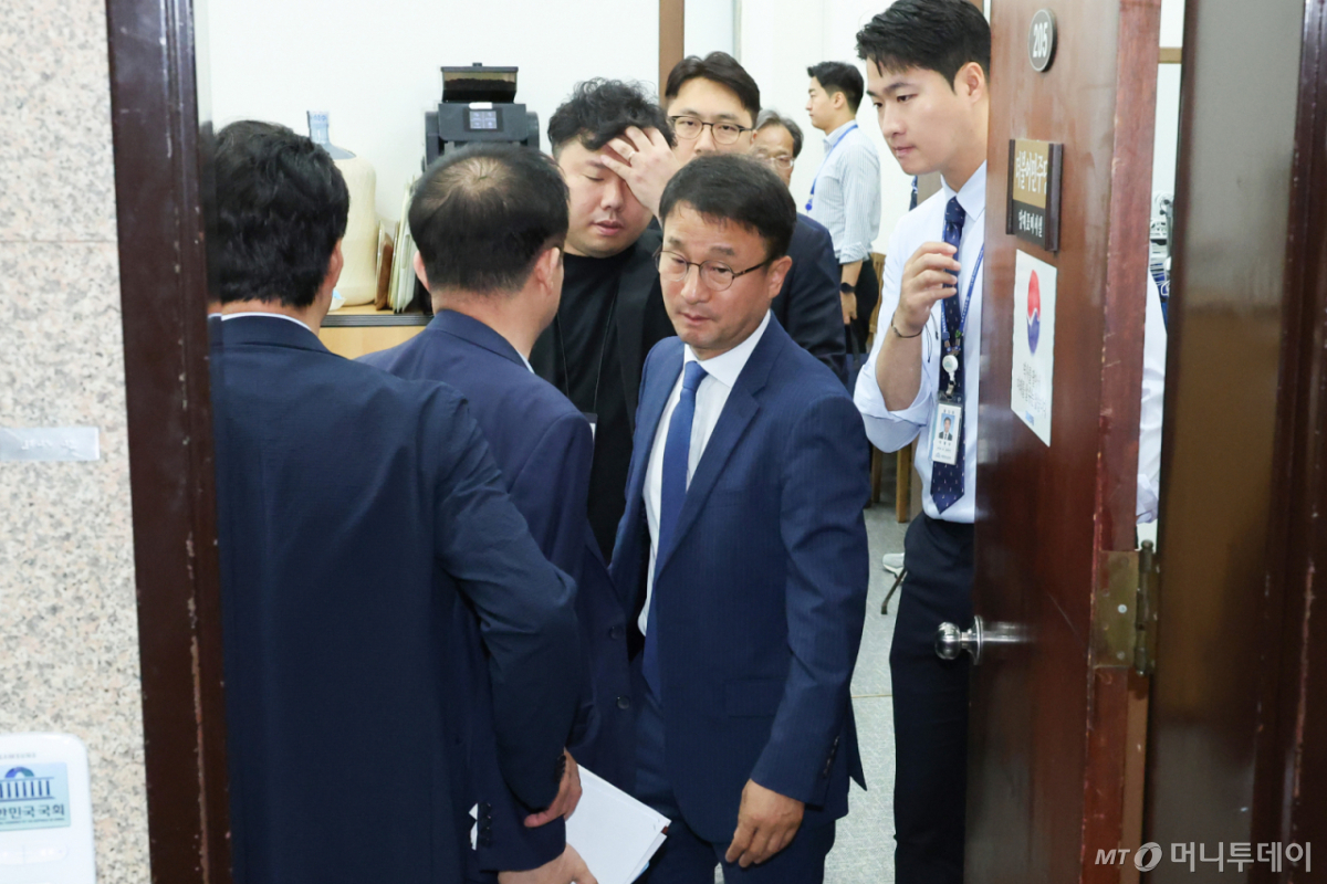 한병도 더불어민주당 당대표 직무대행 겸 원내대표가 14일 서울 여의도 국회에서 열린 비공개 최고위원회를 마친 후 회의실을 나서고 있다. /사진=뉴스1