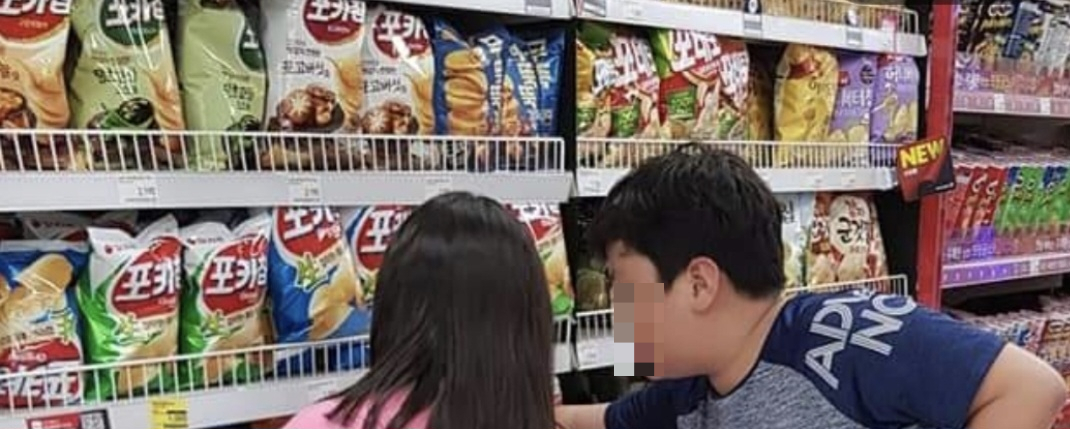 홈플러스 평촌점 인근에서 24년 거주한 서모씨의 자녀들이 홈플러스에서 시간을 보내고 있는 모습./사진=독자제공.
