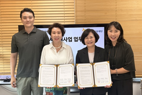 (사진 왼쪽부터)한국폭력학대예방협회의 임종순 사무국장과 이희엽 이사장, 윤영선 한솔어린이보육재단 대표, 신혜경 한솔교육희망재단 부대표가 MOU 체결식에서 기념사진을 촬영 중이다/사진제공=더멤버스