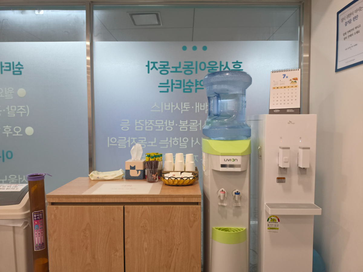 종각역 이동노동자쉼터에 비치된 물과 커피. /사진=김승한 기자