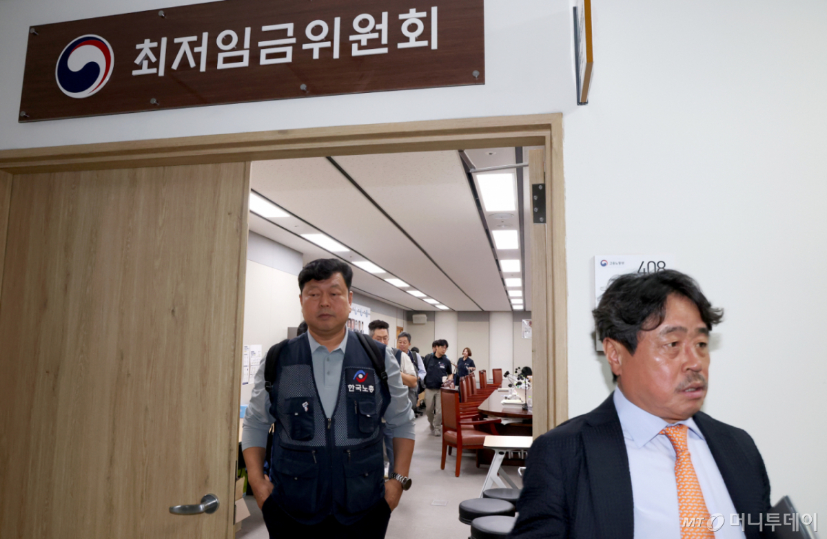 (세종=뉴스1) 김기남 기자 = 9일 세종시 정부세종청사 최저임금위원회에서 열린 2027년도 최저임금위원회 13차 전원회의에서 합의에 이르지 못하며 권순원 위원장, 류기섭 근로자위원 등이 회의장을 떠나고 있다. 2026.7.9/뉴스1 Copyright © 뉴스1. All rights reserved. 무단 전재 및 재배포, AI학습 이용 금지. /사진=(세종=뉴스1) 김기남 기자