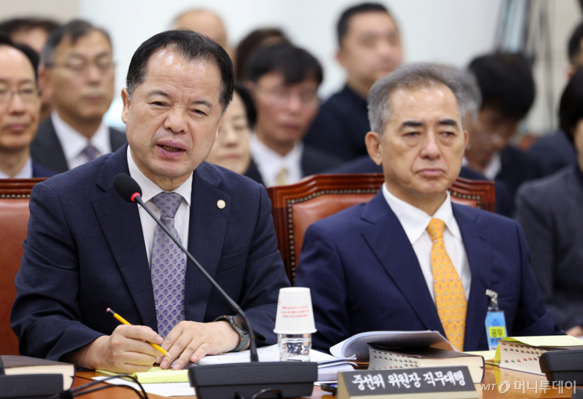 [서울=뉴시스] 고범준 기자 = 위철환 중앙선거관리위원장 직무대행이 14일 서울 여의도 국회에서 열린 투표용지 부족사태 등 국민 참정권 침해 진상규명 및 선거관리 개혁을 위한 국정조사특별위원회 제1차 청문회에서 의원 질의에 답변하고 있다. 2026.07.14. bjko@newsis.com /사진=고범준